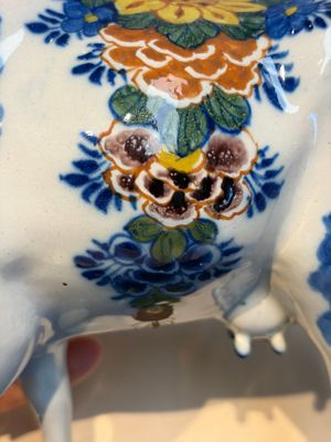 A pair of polychrome Dutch Delft cows, 18th C. — photo 8