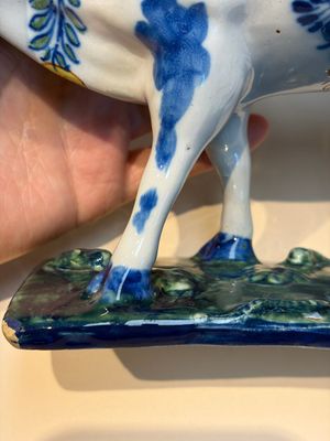 A pair of polychrome Dutch Delft cows, 18th C. — photo 9