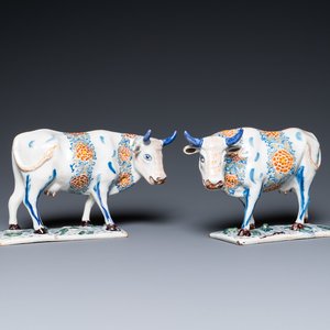 A pair of polychrome Dutch Delft cows on bases with frogs, 18th C. — 照片 1