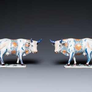 A pair of polychrome Dutch Delft cows on bases with frogs, 18th C. — 照片 2