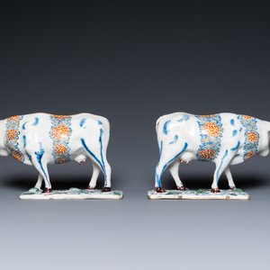 A pair of polychrome Dutch Delft cows on bases with frogs, 18th C. — 照片 4