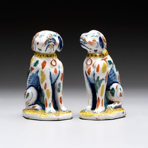 A pair of polychrome Dutch Delft dogs, 18th C. — photo 1