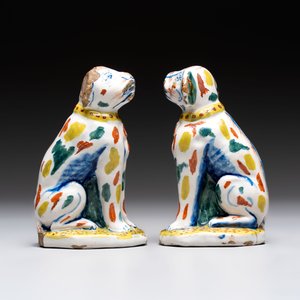 A pair of polychrome Dutch Delft dogs, 18th C. — photo 5