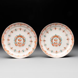 A pair of polychrome Dutch Delft doré armorial plates, dated 1728 — photo 1