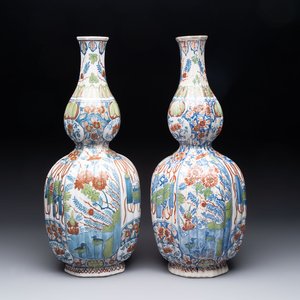 A pair of polychrome Dutch Delft double gourd vases, 19th C. — 照片 1