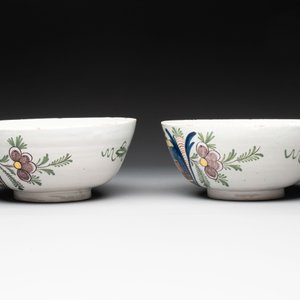 A pair of polychrome Dutch Delft 'duck hunt' bowls, 18th C. — photo 2