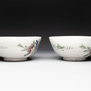 A pair of polychrome Dutch Delft 'duck hunt' bowls, 18th C. — photo 3