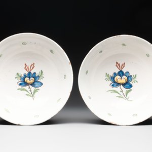 A pair of polychrome Dutch Delft 'duck hunt' bowls, 18th C. — photo 4