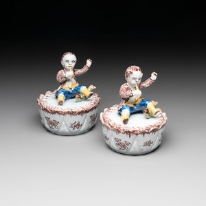 A pair of polychrome Dutch Delft fluting-children-topped butter tubs and covers, 18th C. — photo 1