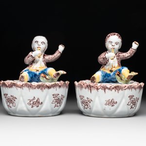 A pair of polychrome Dutch Delft fluting-children-topped butter tubs and covers, 18th C. — photo 2