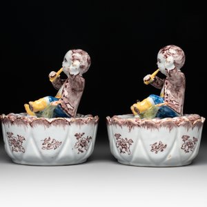 A pair of polychrome Dutch Delft fluting-children-topped butter tubs and covers, 18th C. — photo 3