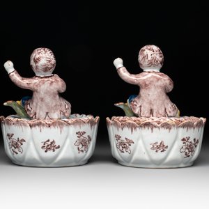 A pair of polychrome Dutch Delft fluting-children-topped butter tubs and covers, 18th C. — photo 4