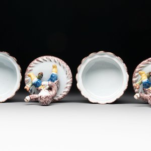 A pair of polychrome Dutch Delft fluting-children-topped butter tubs and covers, 18th C. — photo 6