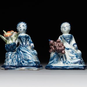 A pair of polychrome Dutch Delft groups of merchant ladies, 18th C. — photo 2