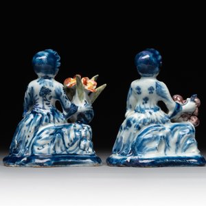 A pair of polychrome Dutch Delft groups of merchant ladies, 18th C. — photo 4
