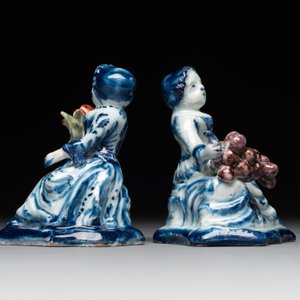 A pair of polychrome Dutch Delft groups of merchant ladies, 18th C. — photo 5