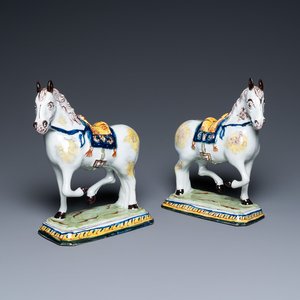 A pair of polychrome Dutch Delft horses, 18th C. — 照片 1