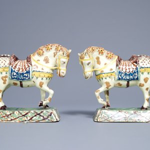 A pair of polychrome Dutch Delft lime-green ground models of circus horses, 19th C. — 照片 2