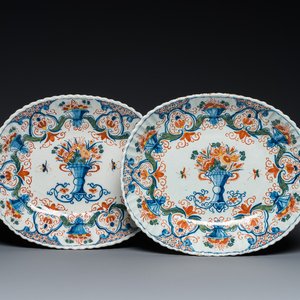 A pair of polychrome Dutch Delft lobed oval dishes, 1st quarter 18th C. — 照片 1