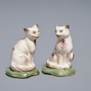 A pair of polychrome Dutch Delft miniatures of cats, 18th C. — 照片 1