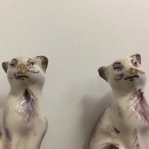 A pair of polychrome Dutch Delft miniatures of cats, 18th C. — 照片 11