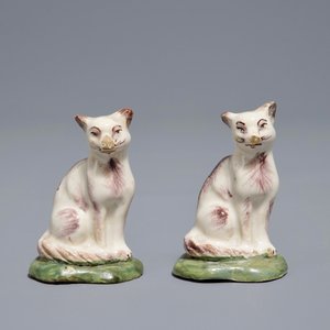 A pair of polychrome Dutch Delft miniatures of cats, 18th C. — 照片 2