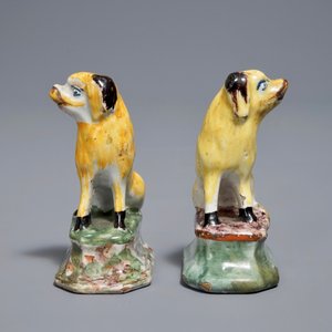 A pair of polychrome Dutch Delft miniatures of dogs, 18th C. — photo 3