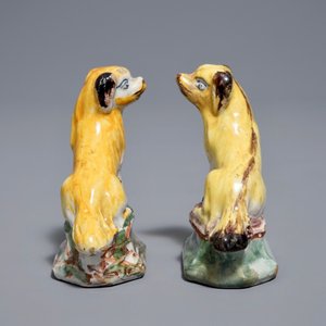 A pair of polychrome Dutch Delft miniatures of dogs, 18th C. — photo 5