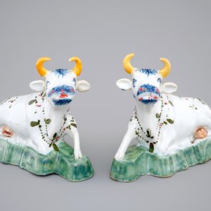 A pair of polychrome Dutch Delft models of cows, 18th C. — 照片 1