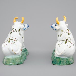 A pair of polychrome Dutch Delft models of cows, 18th C. — 照片 3