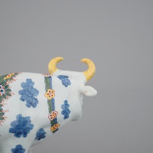 A pair of polychrome Dutch Delft models of cows, 18th C. — photo 16