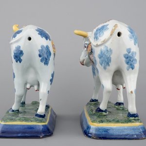 A pair of polychrome Dutch Delft models of cows, 18th C. — photo 5