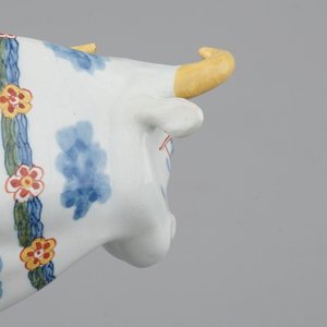 A pair of polychrome Dutch Delft models of cows, 18th C. — photo 10