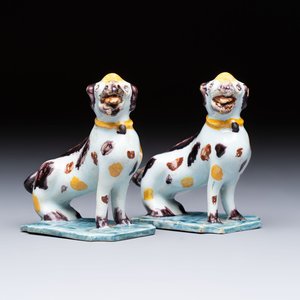 A pair of polychrome Dutch Delft models of dogs, 18th C. — foto 1