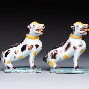 A pair of polychrome Dutch Delft models of dogs, 18th C. — foto 2