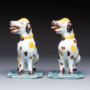 A pair of polychrome Dutch Delft models of dogs, 18th C. — foto 3