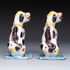 A pair of polychrome Dutch Delft models of dogs, 18th C. — foto 5