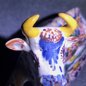 A pair of polychrome Dutch Delft models of recumbent cows, 18th C. — 照片 23