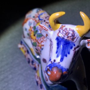 A pair of polychrome Dutch Delft models of recumbent cows, 18th C. — 照片 10