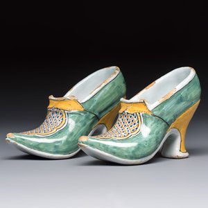 A pair of polychrome Dutch Delft models of shoes, 18th C. — foto 1