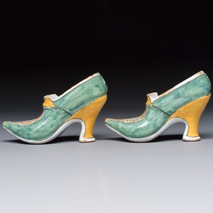 A pair of polychrome Dutch Delft models of shoes, 18th C. — foto 2