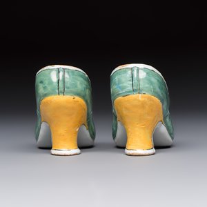 A pair of polychrome Dutch Delft models of shoes, 18th C. — foto 3