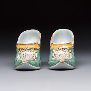 A pair of polychrome Dutch Delft models of shoes, 18th C. — foto 5