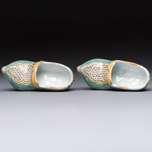 A pair of polychrome Dutch Delft models of shoes, 18th C. — foto 6