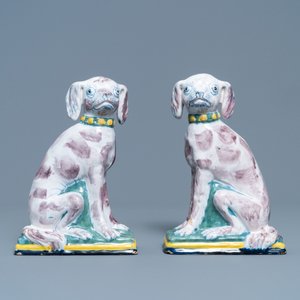 A pair of polychrome Dutch Delft money banks modelled as dogs, 18th C. — 照片 2