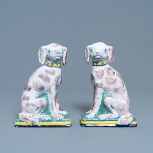 A pair of polychrome Dutch Delft money banks modelled as dogs, 18th C. — 照片 1