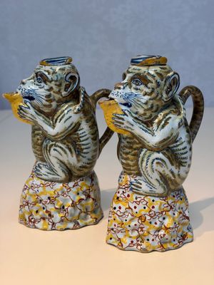 A pair of polychrome Dutch Delft monkey ewers and covers, 18th C. — 照片 1