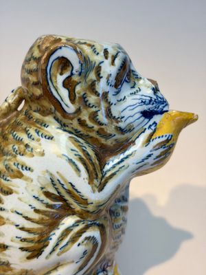 A pair of polychrome Dutch Delft monkey ewers and covers, 18th C. — 照片 12