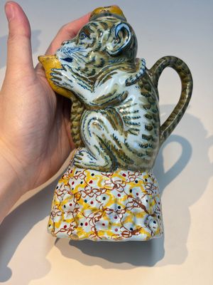 A pair of polychrome Dutch Delft monkey ewers and covers, 18th C. — 照片 17