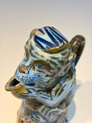 A pair of polychrome Dutch Delft monkey ewers and covers, 18th C. — 照片 18